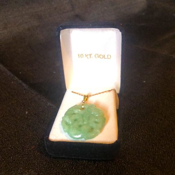 Vintage Jewelry - Jade Jadeite carved pendant 1” by 1” on 10 k gold Italian chain